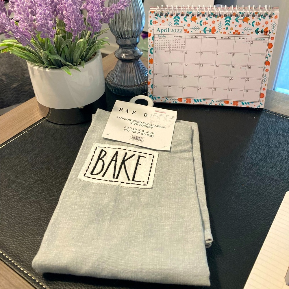 NWT 🎀 Rae Dunn Apron